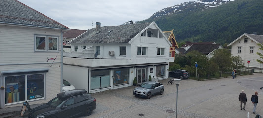 Cut Har Og Velvaere | Frisørsalong i Nordfjordeid Cut Har Og Velvaere | Frisørsalong i Nordfjordeid