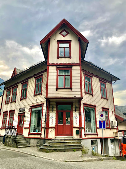 FRISORHJORNA. Therese Saeterdal | Frisørsalong i Odda