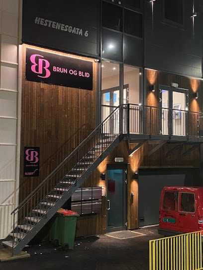 Brun og blid Floro | Solarium i Florø